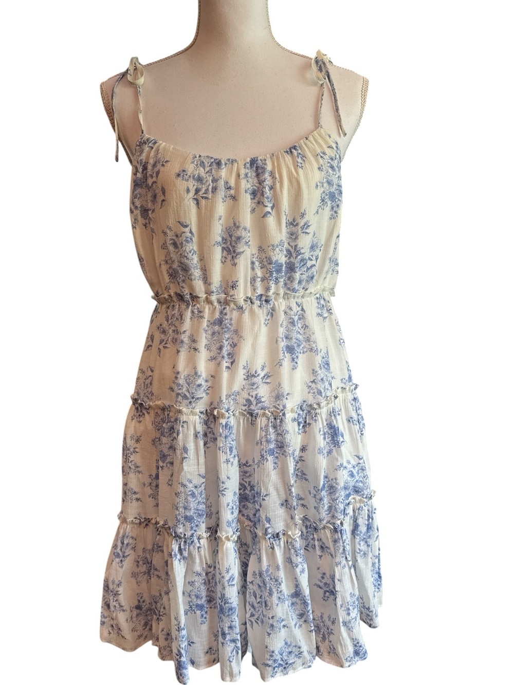 BLU PEPPER Cream and Blue Floral Tiered Dress sz L